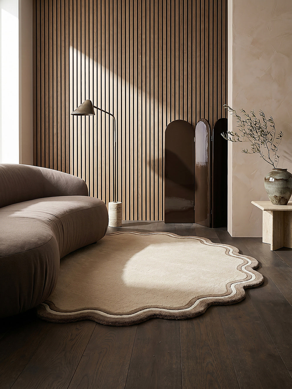 Teppich Naturfarben rund Editorial Interior als Designobjekt drapiert hochwertige Wohnaccessoires_