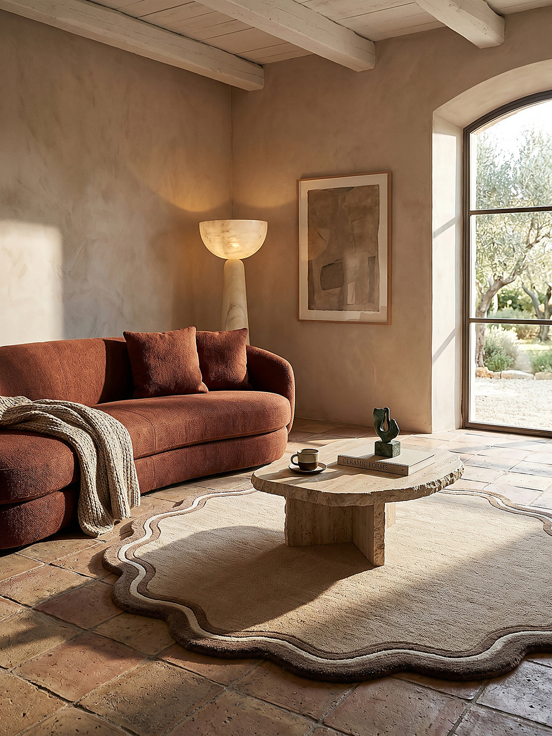 Teppich Naturfarben rund im Wohnzimmer mit Couchtisch und Wohnaccessoires Wohnidee skandinavisch modern_
