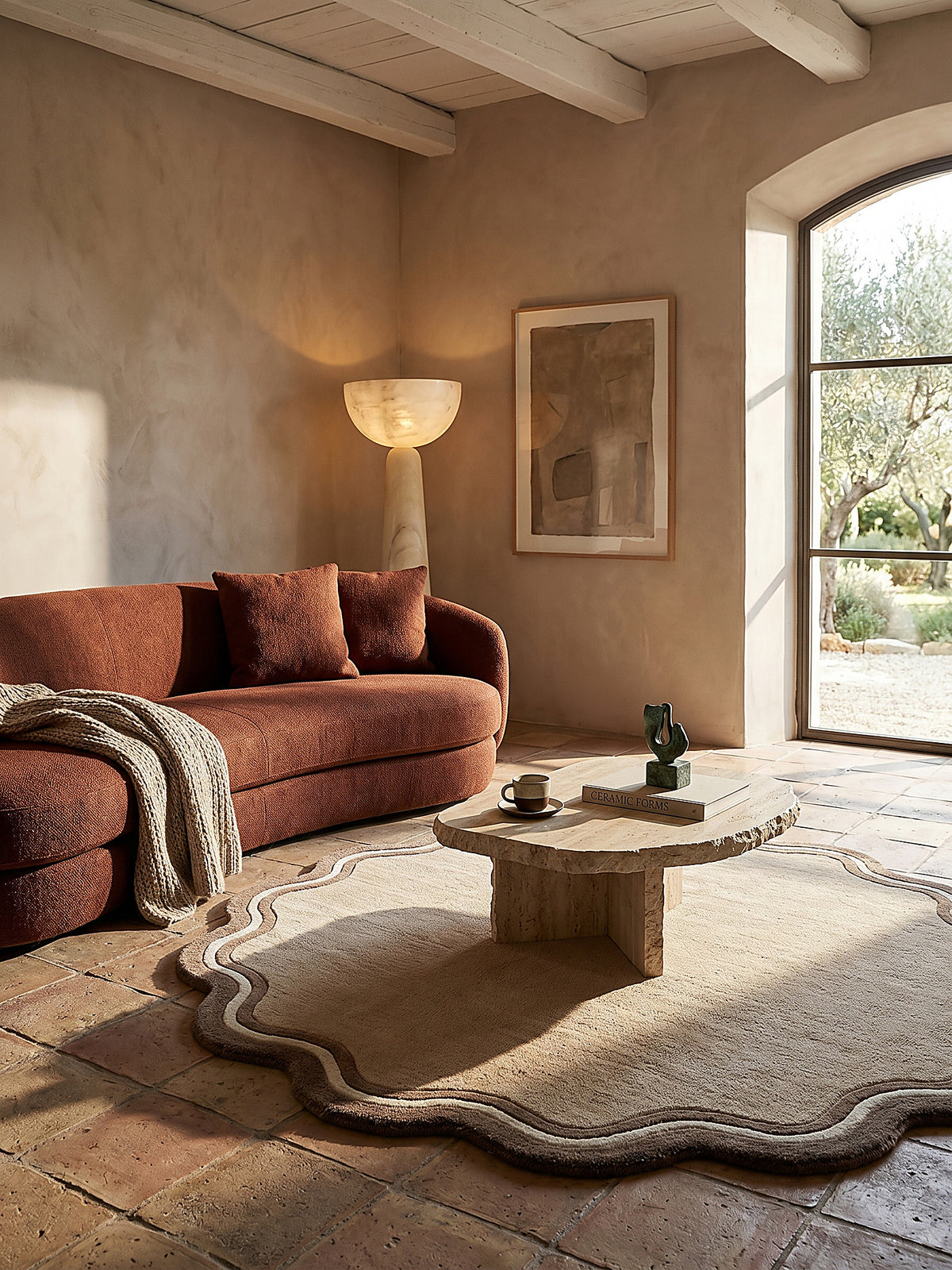 Teppich Naturfarben rund im Wohnzimmer mit Couchtisch und Wohnaccessoires Wohnidee skandinavisch modern_