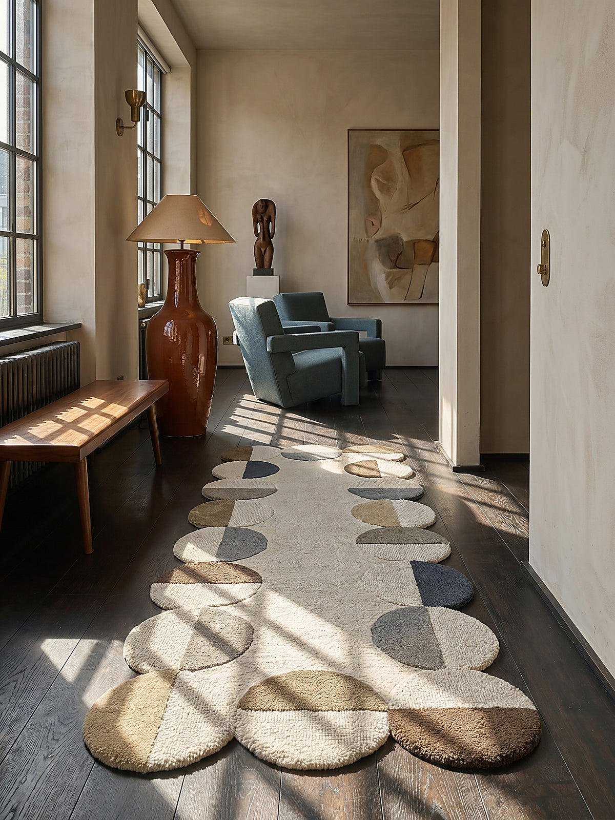 Teppich Erdtöne Läufer im modernen Wohnzimmer vor charcoal lime wash Einrichtungsidee_