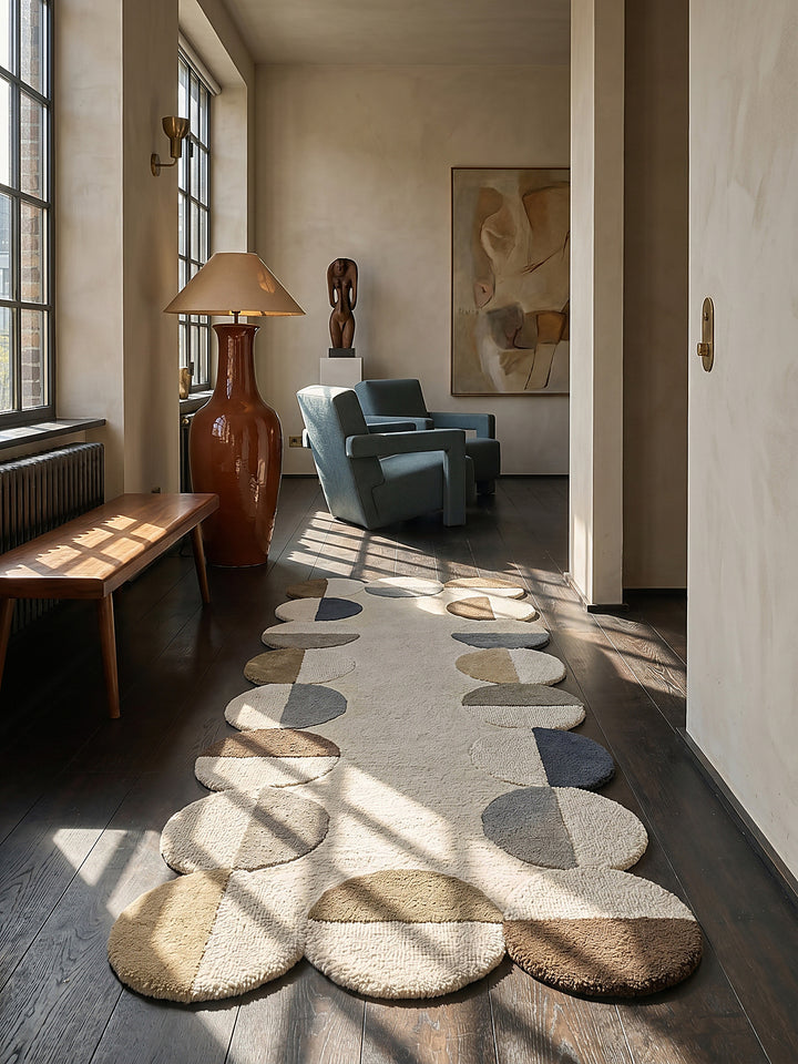 Teppich Erdtöne Läufer im modernen Wohnzimmer vor charcoal lime wash Einrichtungsidee_