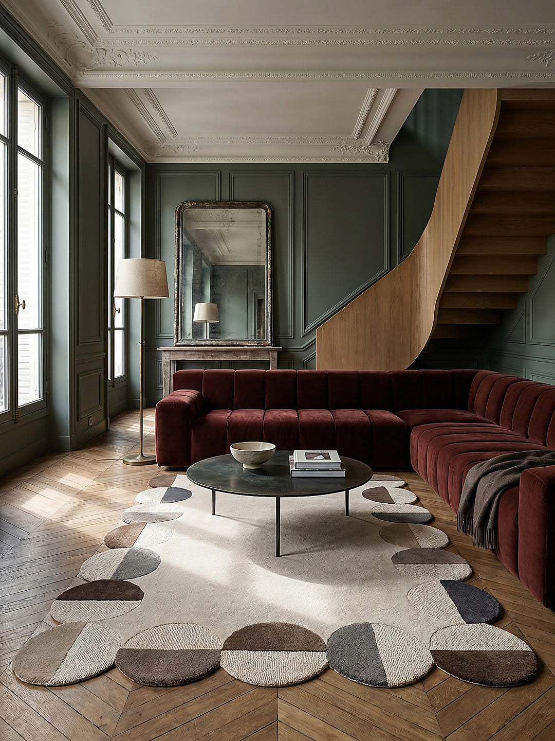 Teppich Erdtöne rechteckig im modernen Wohnzimmer vor softest dove-grey lime plaster with a hi Einrichtungsidee HALLEIN_