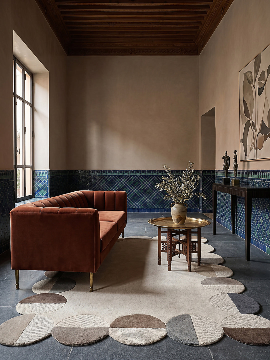 Teppich Erdtöne rechteckig Editorial Interior als Designobjekt drapiert hochwertige Wohnaccessoires HALLEIN_