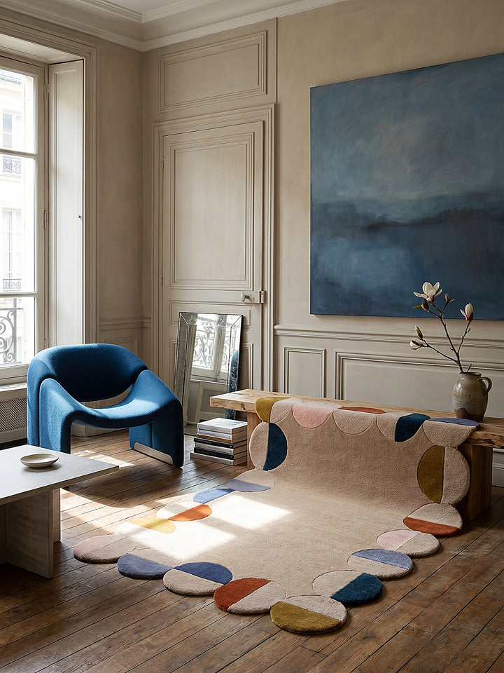 Teppich Beige-Multicolor rechteckig Editorial Interior als Designobjekt drapiert hochwertige Wohnaccessoires_