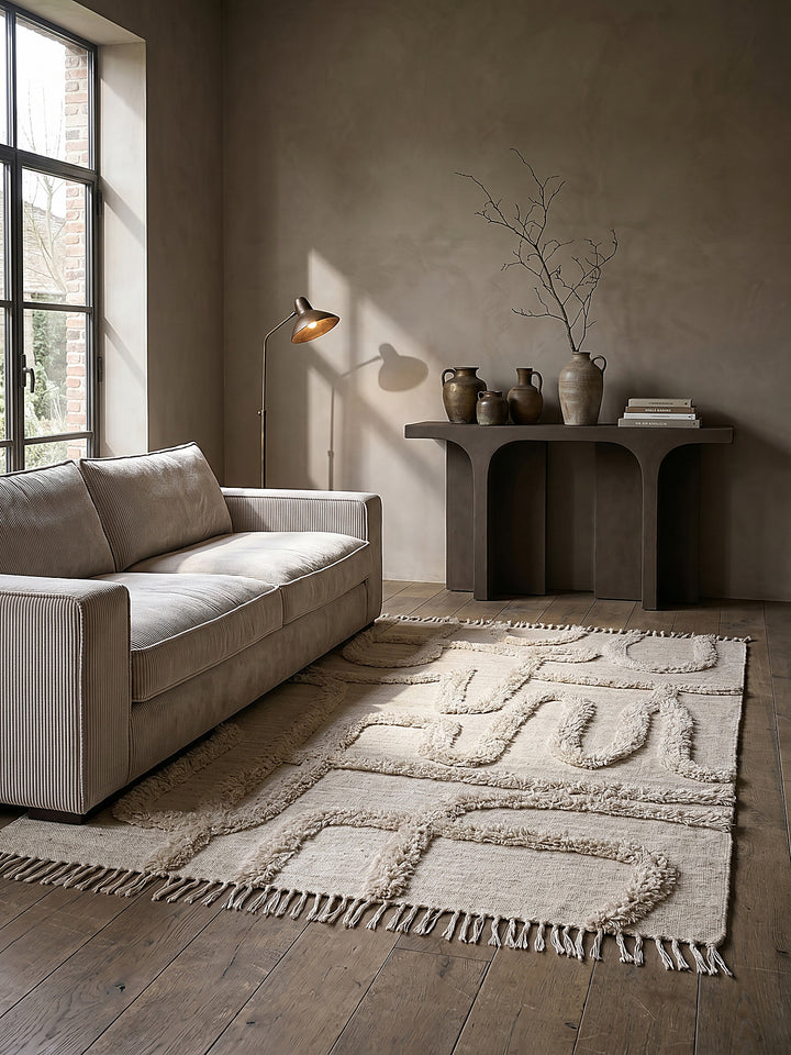 Teppich Natur-Beige rechteckig Editorial Interior als Designobjekt drapiert hochwertige Wohnaccessoires_