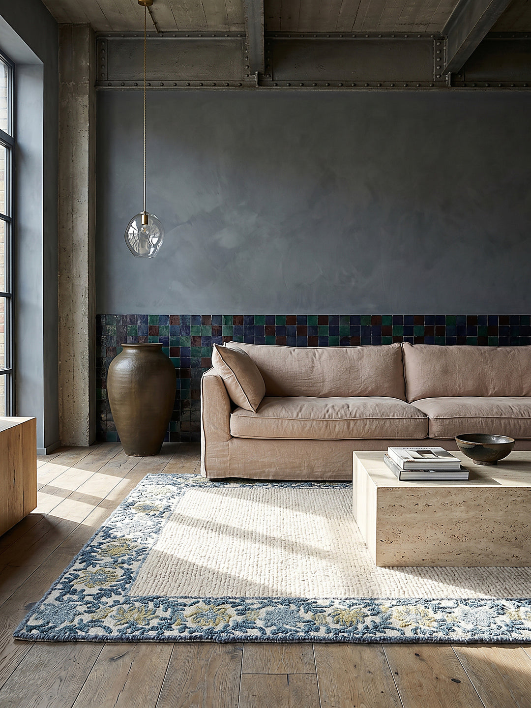 Teppich Blau-Beige rechteckig Editorial Interior als Designobjekt drapiert hochwertige Wohnaccessoires_