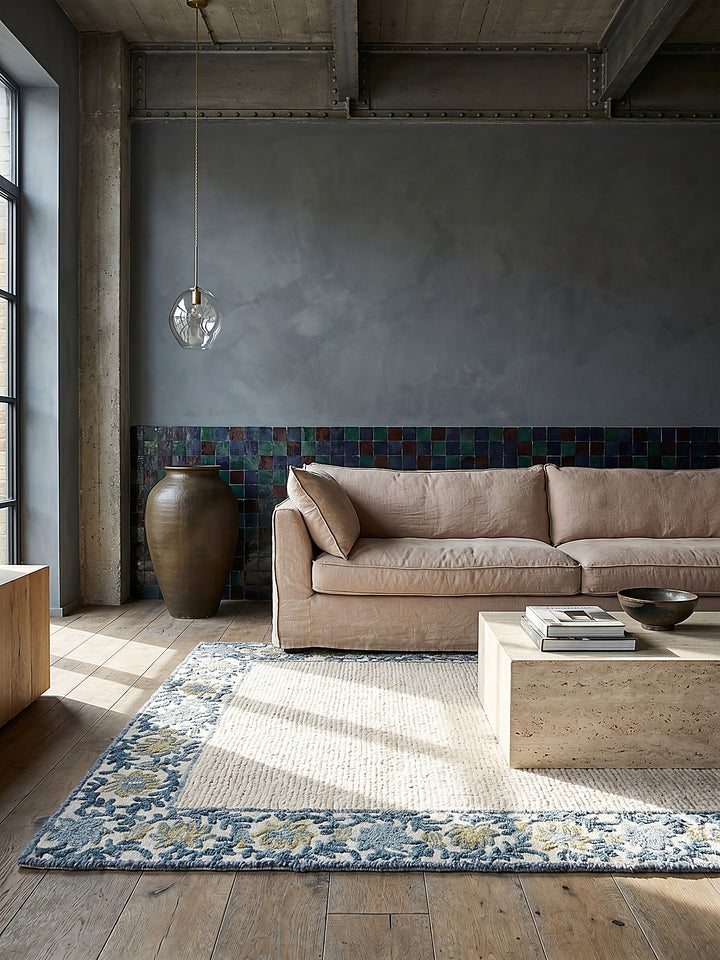 Teppich Blau-Beige rechteckig Editorial Interior als Designobjekt drapiert hochwertige Wohnaccessoires_