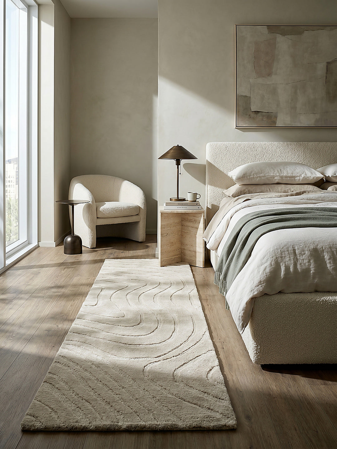 Teppich Beige Läufer im Wohnzimmer mit Couchtisch und Wohnaccessoires Wohnidee skandinavisch modern_