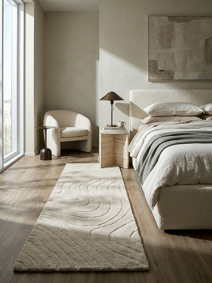 Teppich Beige Läufer im Wohnzimmer mit Couchtisch und Wohnaccessoires Wohnidee skandinavisch modern_