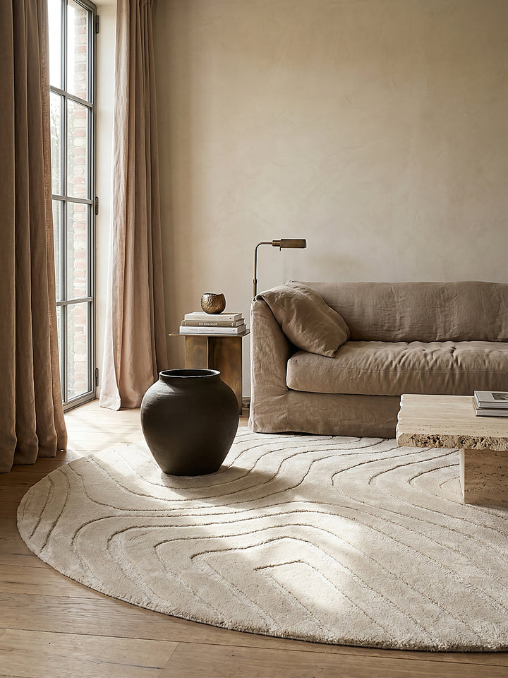 Teppich Beige rund im Wohnzimmer mit Couchtisch und Wohnaccessoires Wohnidee skandinavisch modern_