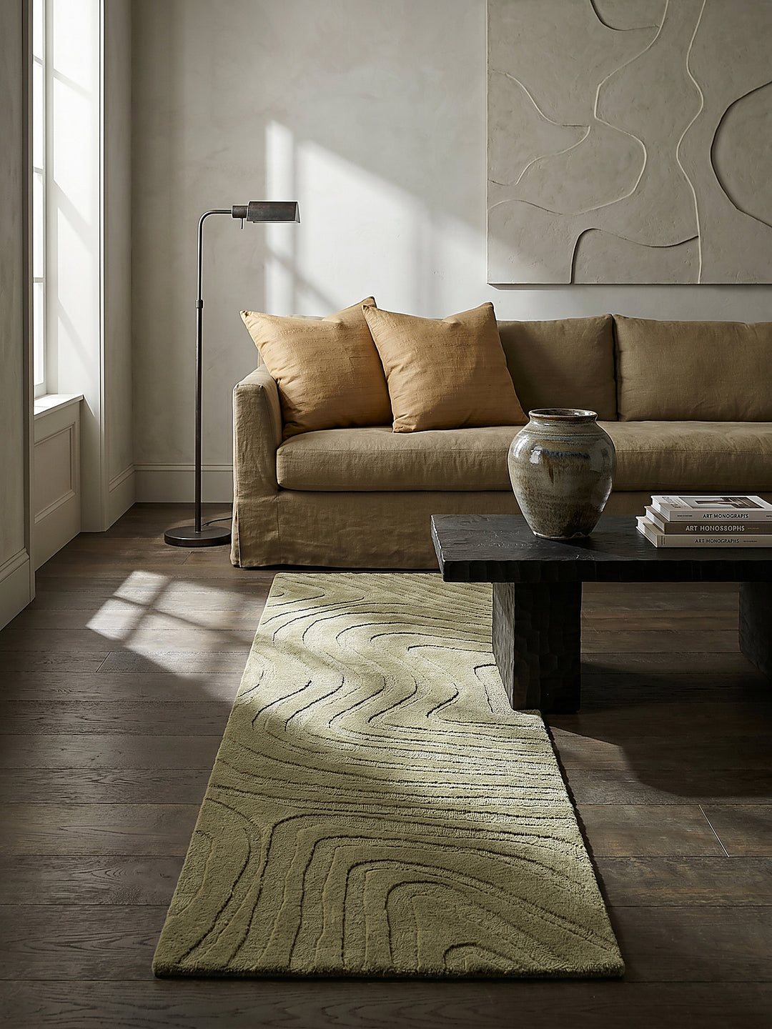 Teppich Olivegrün Läufer Editorial Interior als Designobjekt drapiert hochwertige Wohnaccessoires_