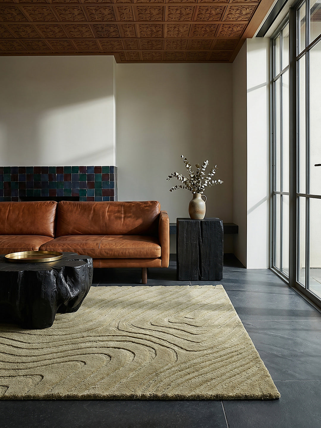 Teppich Olivegrün rechteckig Editorial Interior als Designobjekt drapiert hochwertige Wohnaccessoires_