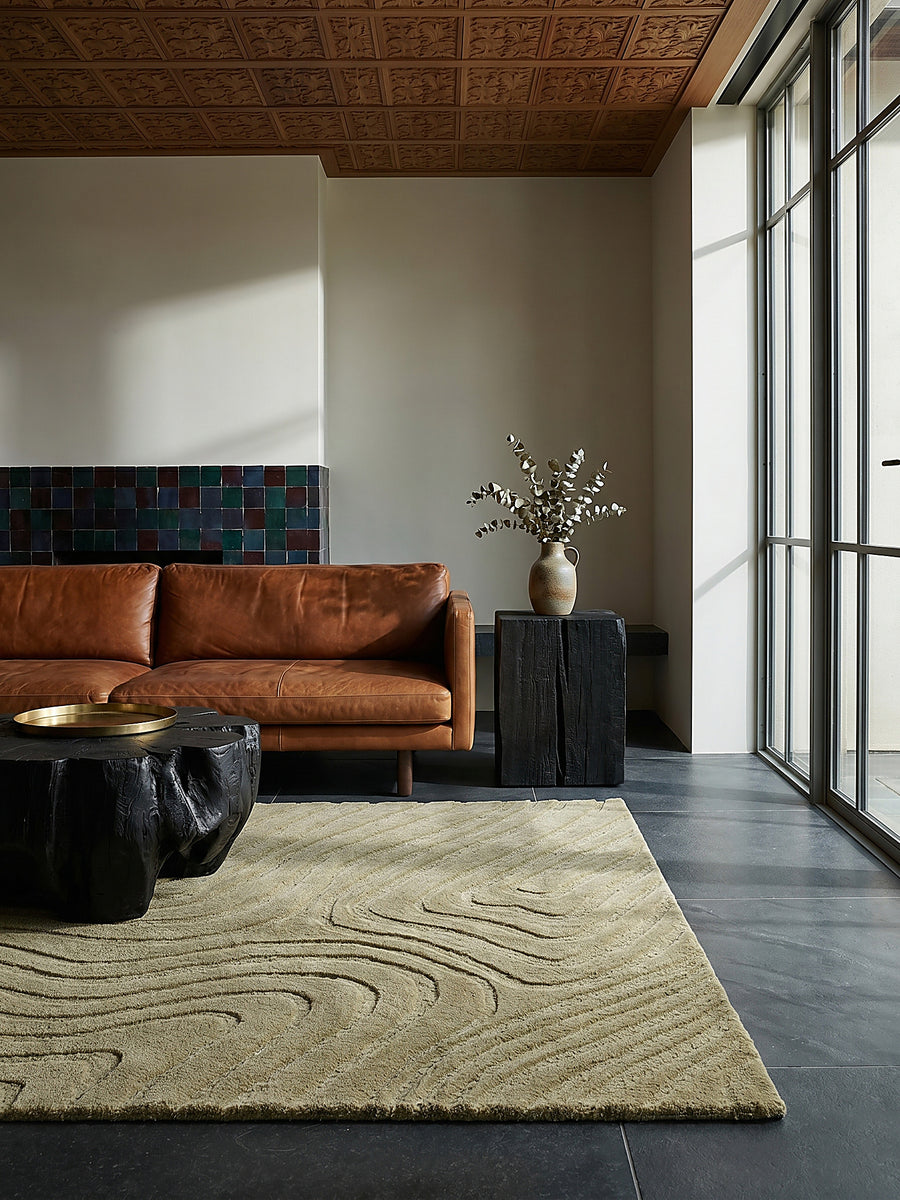 Teppich Olivegrün rechteckig Editorial Interior als Designobjekt drapiert hochwertige Wohnaccessoires_