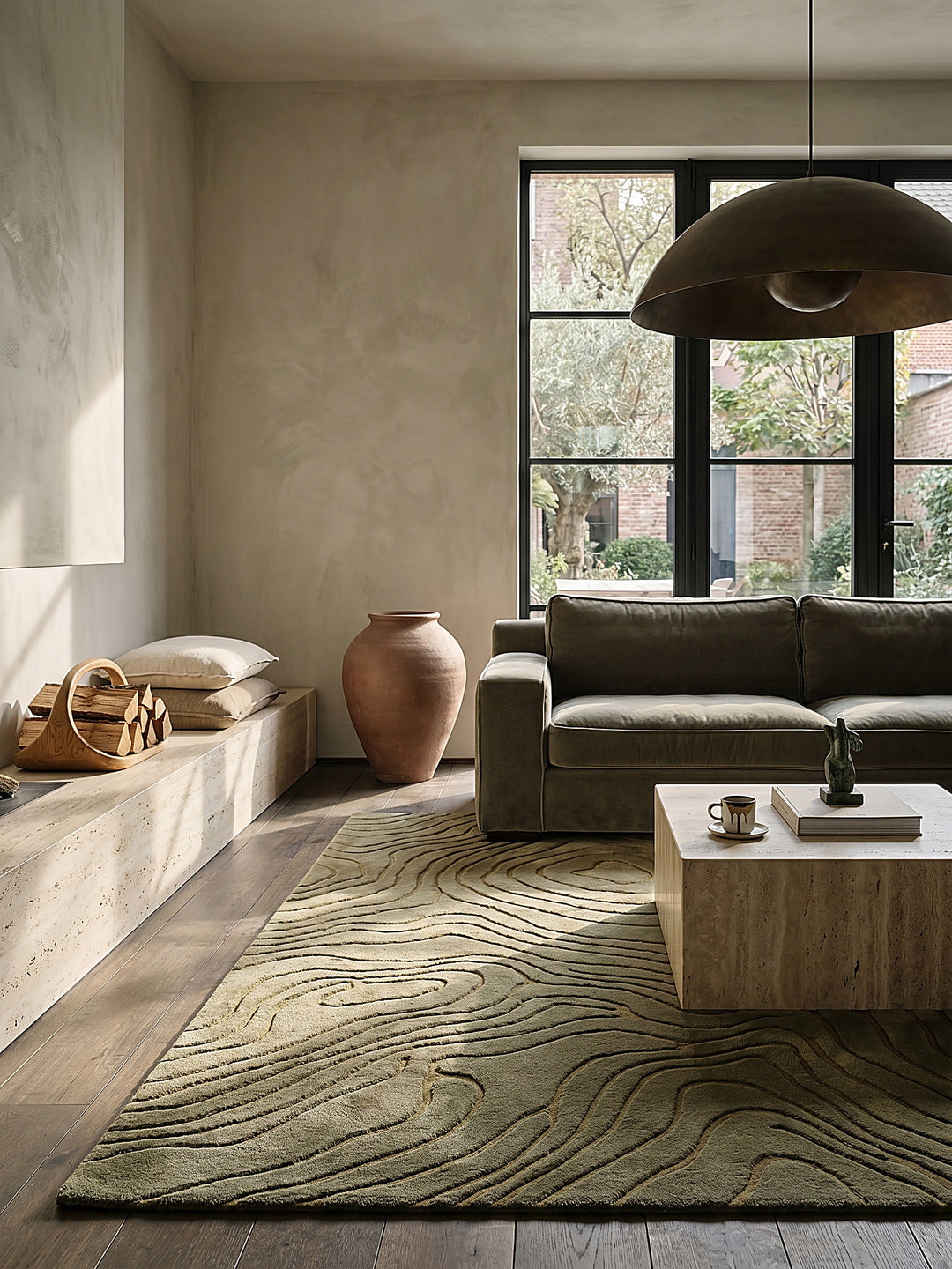 Teppich Olivegrün rechteckig im Wohnzimmer mit Couchtisch und Wohnaccessoires Wohnidee skandinavisch modern_