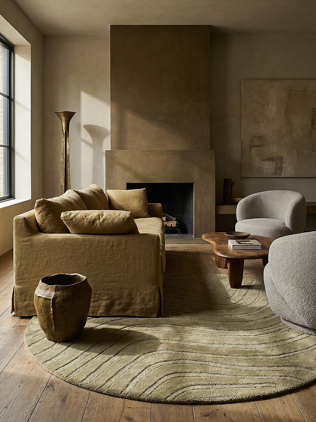 Teppich Olivegrün rund Editorial Interior als Designobjekt drapiert hochwertige Wohnaccessoires_