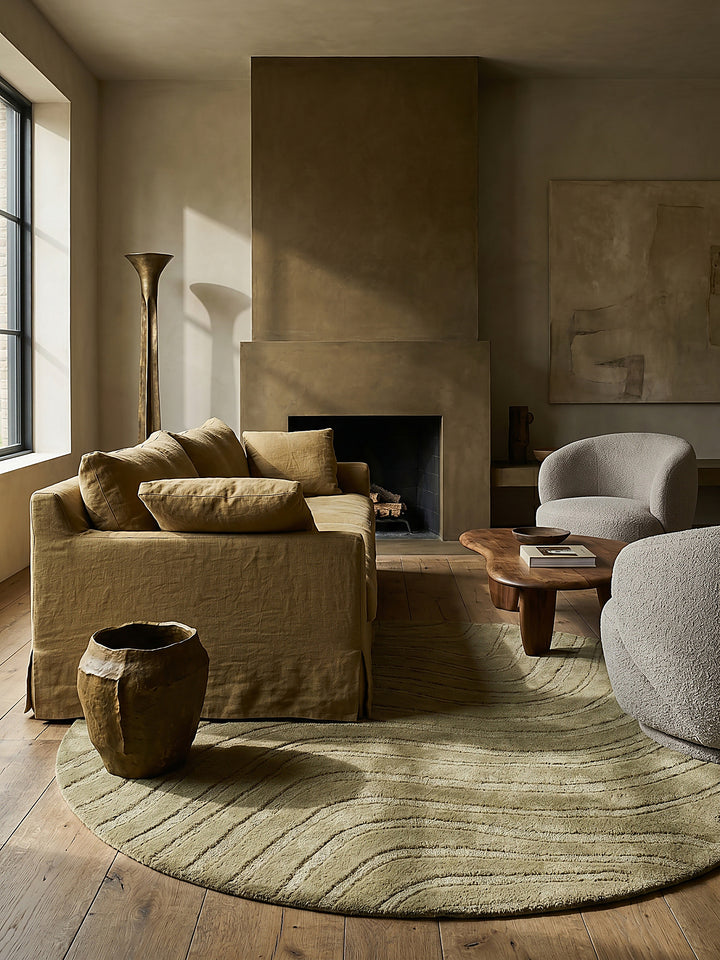 Teppich Olivegrün rund Editorial Interior als Designobjekt drapiert hochwertige Wohnaccessoires_