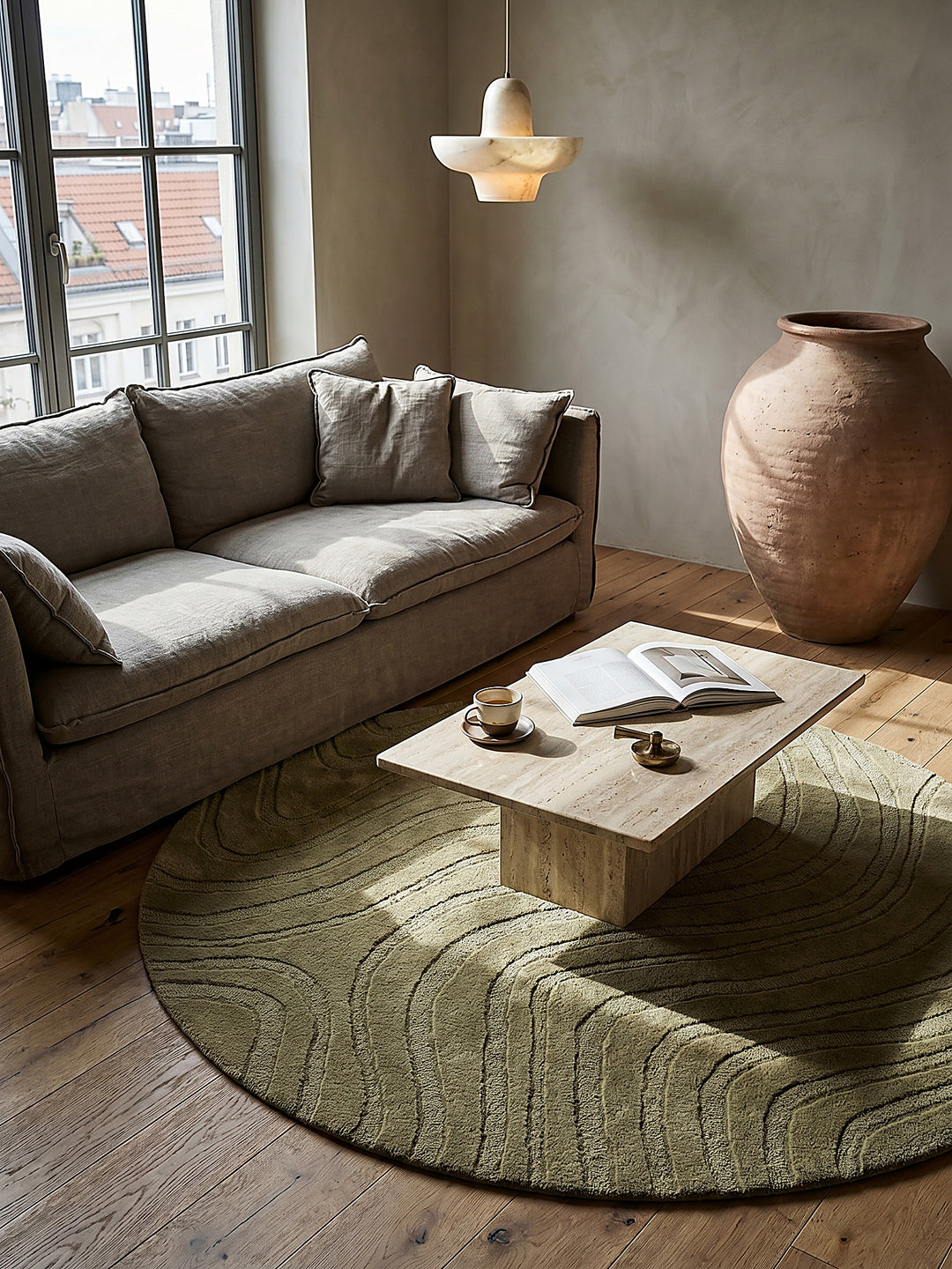 Teppich Olivegrün rund im Wohnzimmer mit Couchtisch und Wohnaccessoires Wohnidee skandinavisch modern_