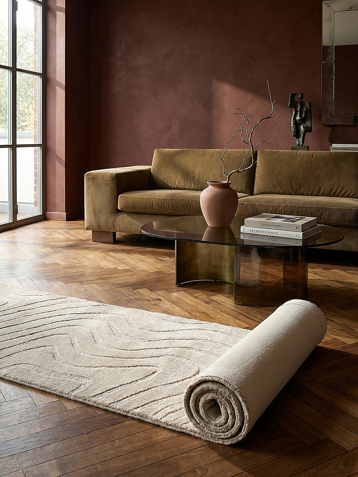 Teppich Beige Läufer Editorial Interior als Designobjekt drapiert hochwertige Wohnaccessoires_