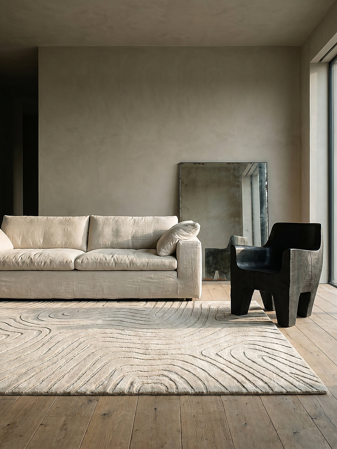 Teppich Beige rechteckig Editorial Interior als Designobjekt drapiert hochwertige Wohnaccessoires_