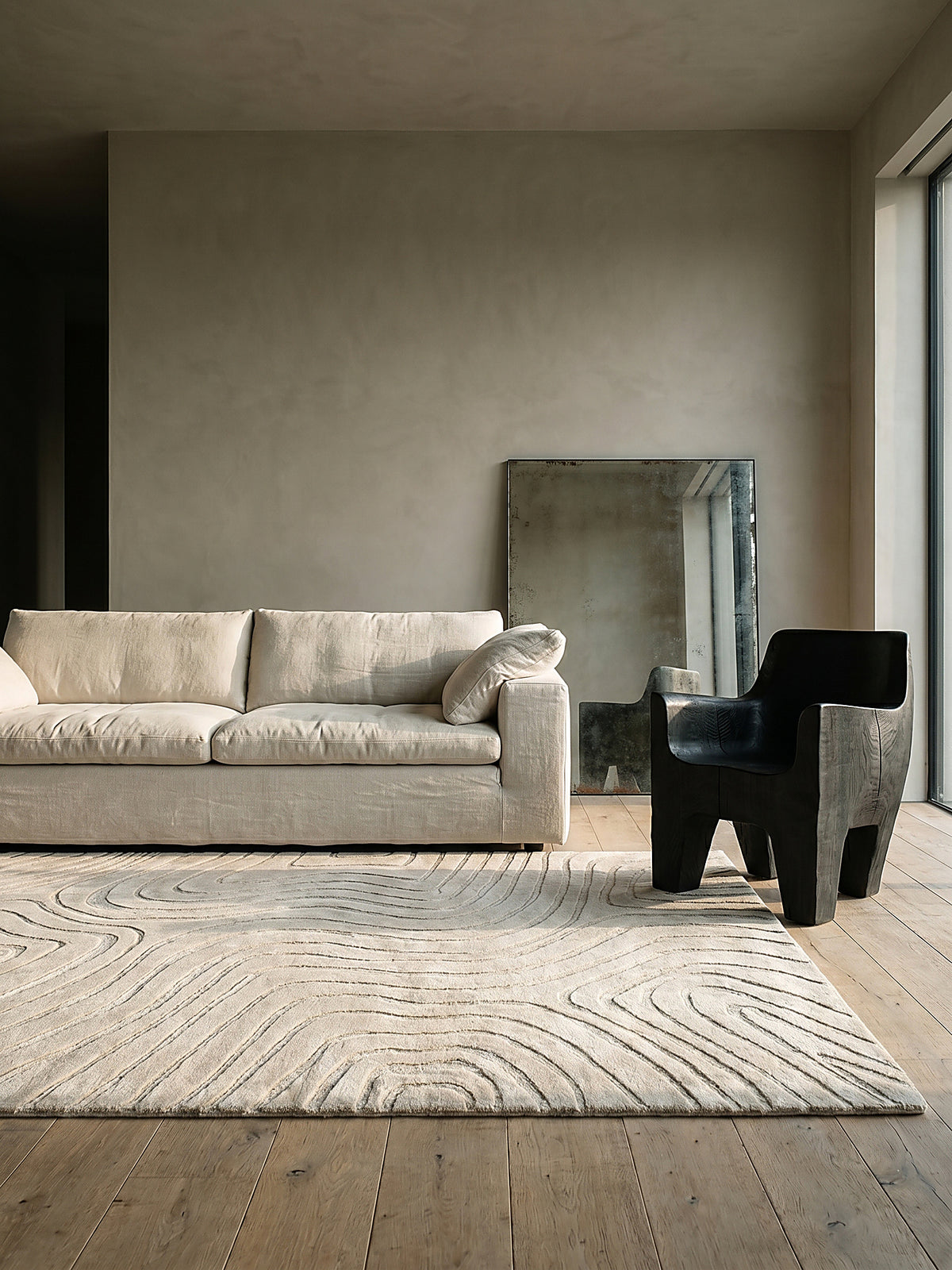 Teppich Beige rechteckig Editorial Interior als Designobjekt drapiert hochwertige Wohnaccessoires