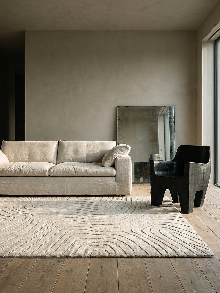 Teppich Beige rechteckig Editorial Interior als Designobjekt drapiert hochwertige Wohnaccessoires_