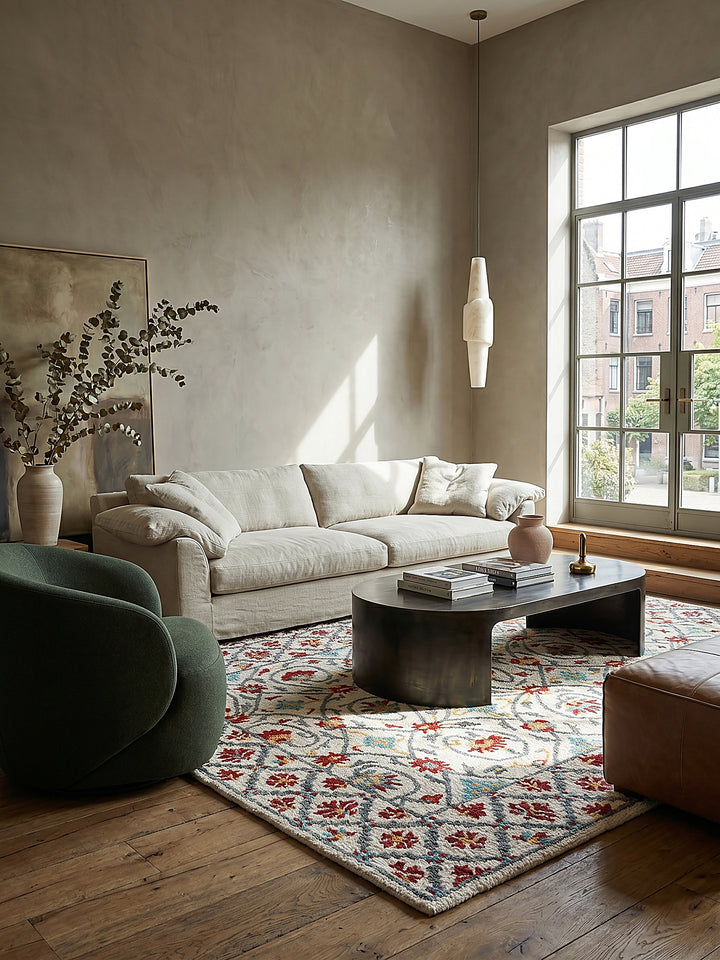 Teppich Rot-Blau rechteckig Editorial Interior als Designobjekt drapiert hochwertige Wohnaccessoires_