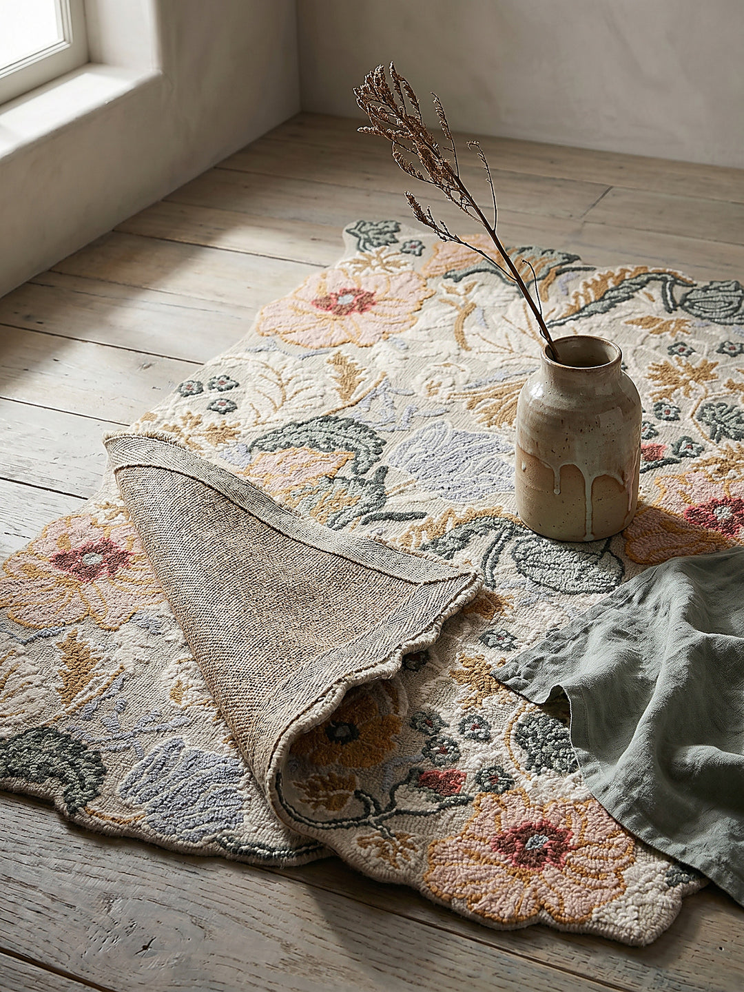 Teppich Hellrosa rechteckig Editorial Interior als Designobjekt drapiert hochwertige Wohnaccessoires_