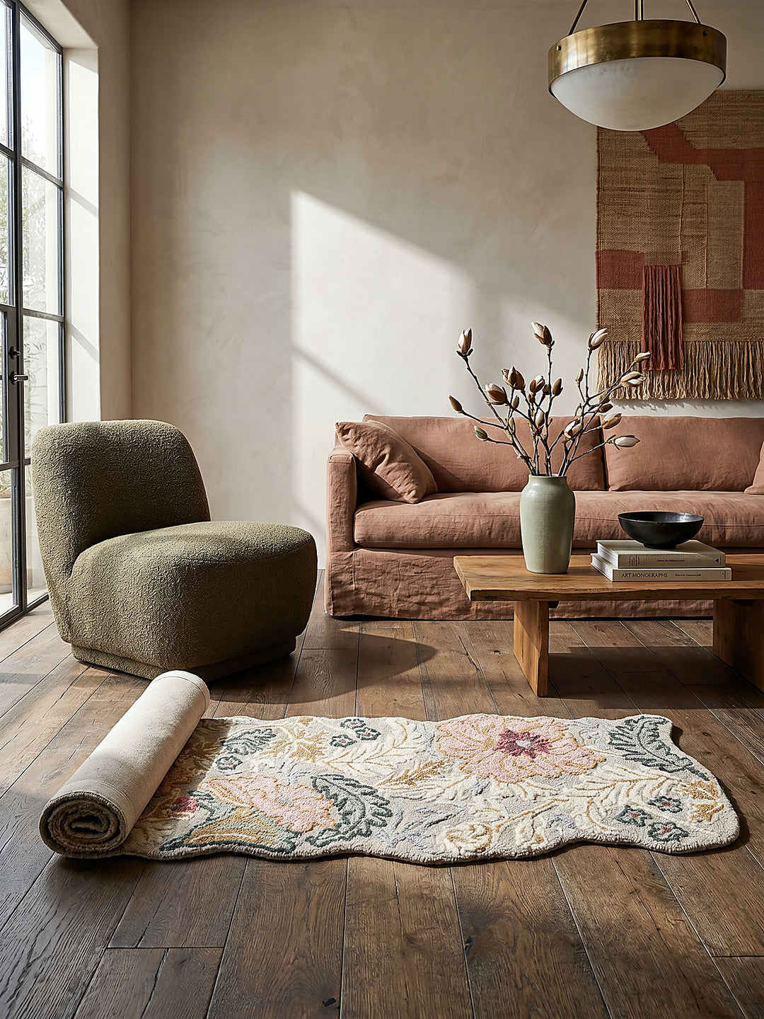 Teppich Hellrosa Läufer Editorial Interior als Designobjekt drapiert hochwertige Wohnaccessoires_