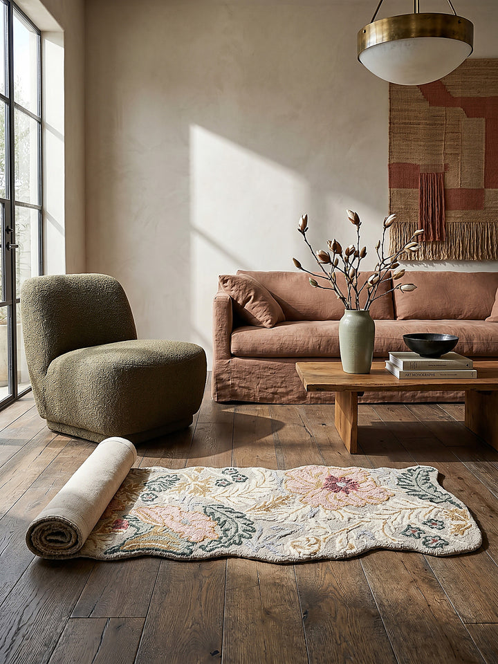 Teppich Hellrosa Läufer Editorial Interior als Designobjekt drapiert hochwertige Wohnaccessoires_