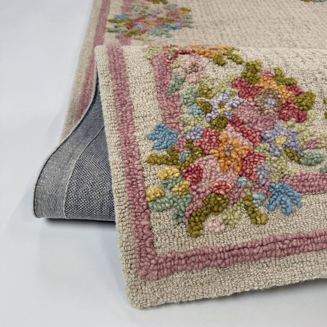 Teppich Wolle Beige florale Blütenbordüre Kante Rückseite Detail RechteckigTeppich Multi rechteckig im modernen Wohnzimmer Einrichtungsidee_