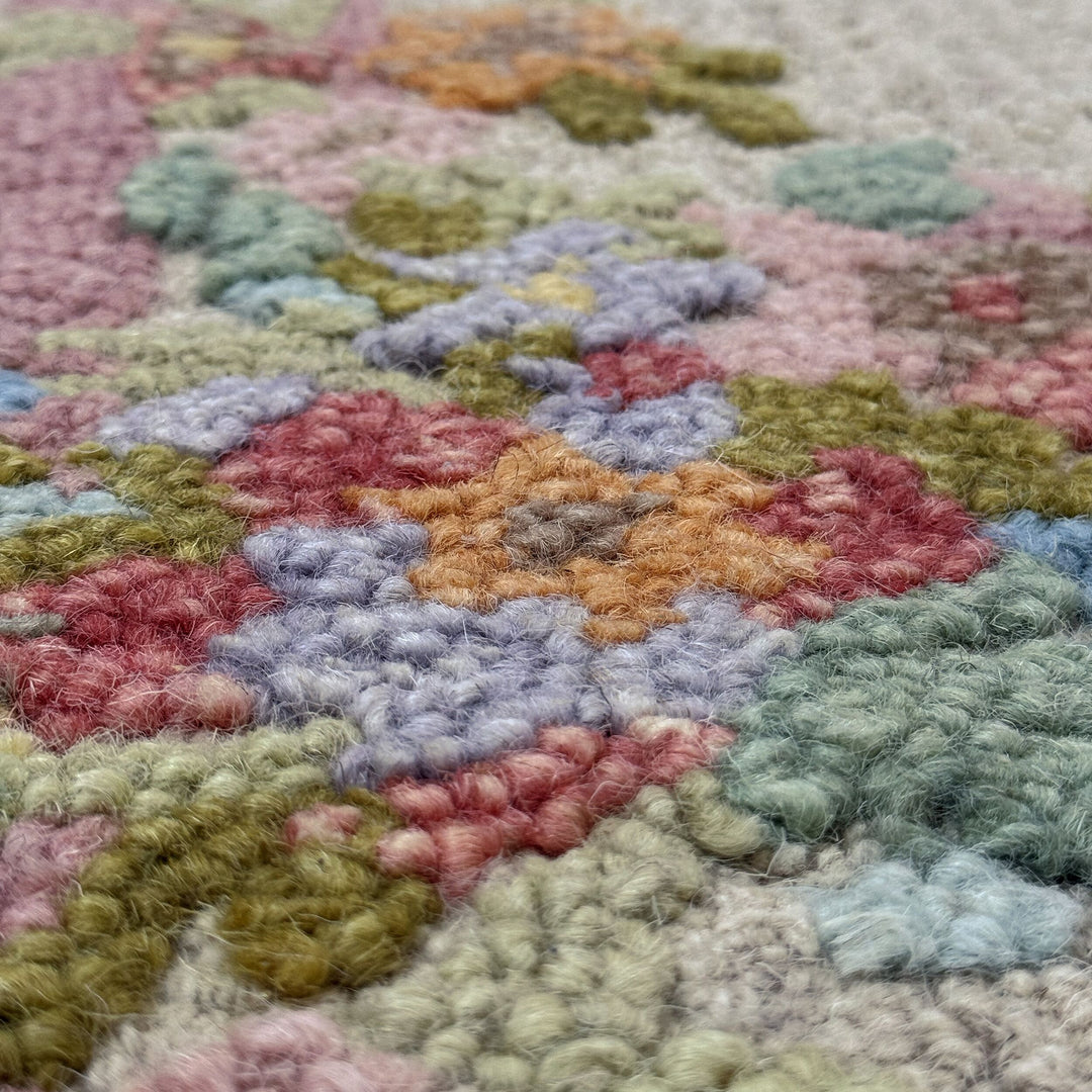 Teppich Wolle Beige florale Blütenbordüre Flor Blüten Nahaufnahme RechteckigTeppich Multi rechteckig im modernen Wohnzimmer Einrichtungsidee_