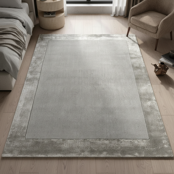 Silberner Wollteppich - Handgewebt - Viskosebordüre - Moderne Wohnraumgestaltung - Kadima Design_