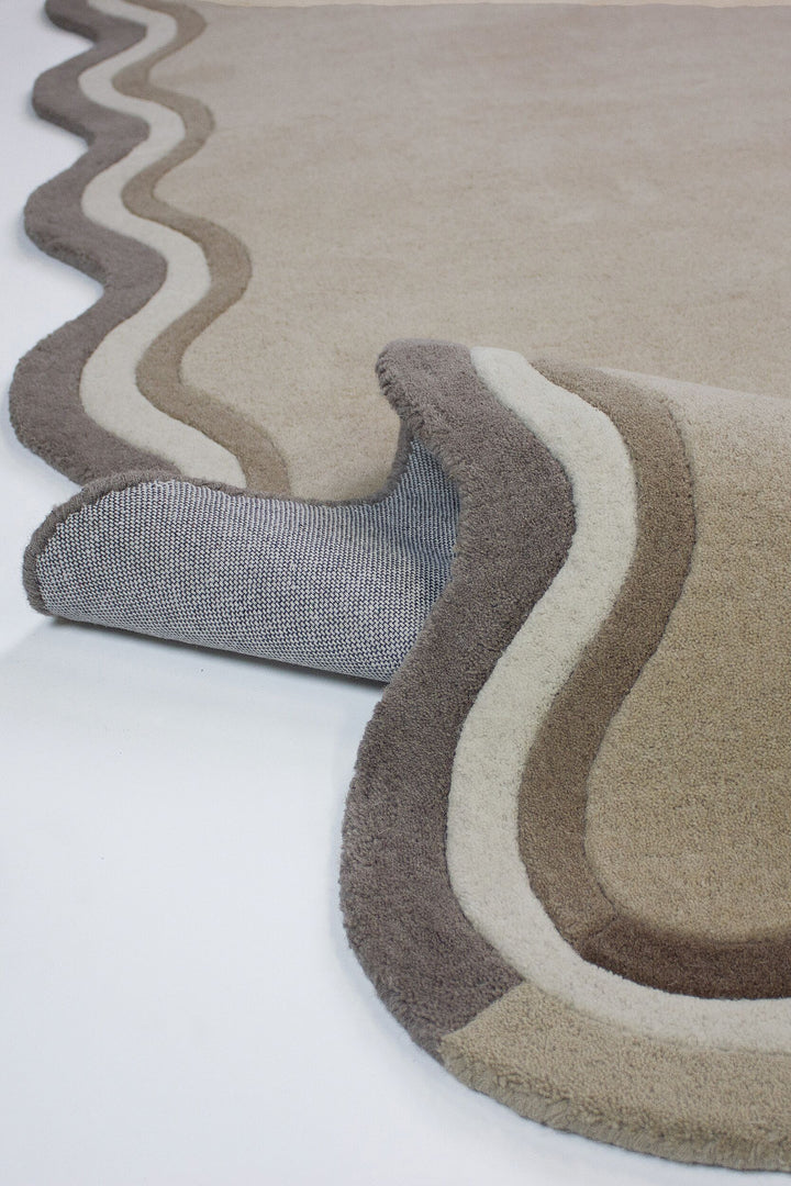 Teppich Wellenkante Beige Ton-in-Ton-Bordüre Wolle Kante Rückseite Detail Rechteckig_