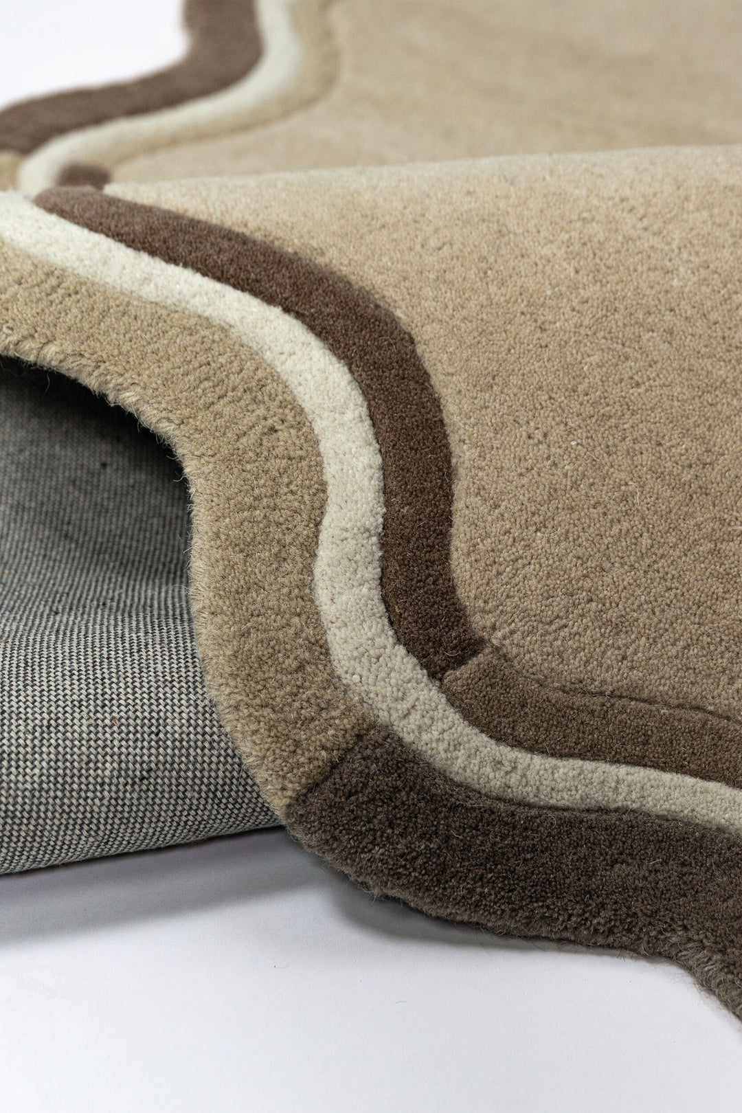 Teppich Wellenkante Natur Beige uni Wolle Kante Rückseite Detail Rund_