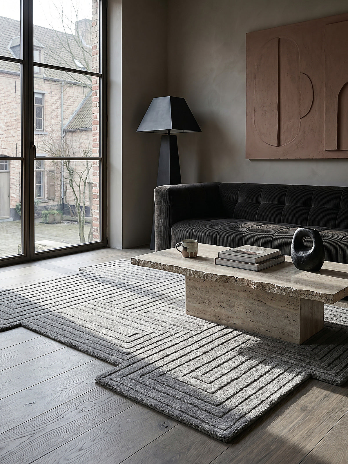 Teppich Grau rechteckig im Wohnzimmer mit Couchtisch und Wohnaccessoires Wohnidee skandinavisch modern_