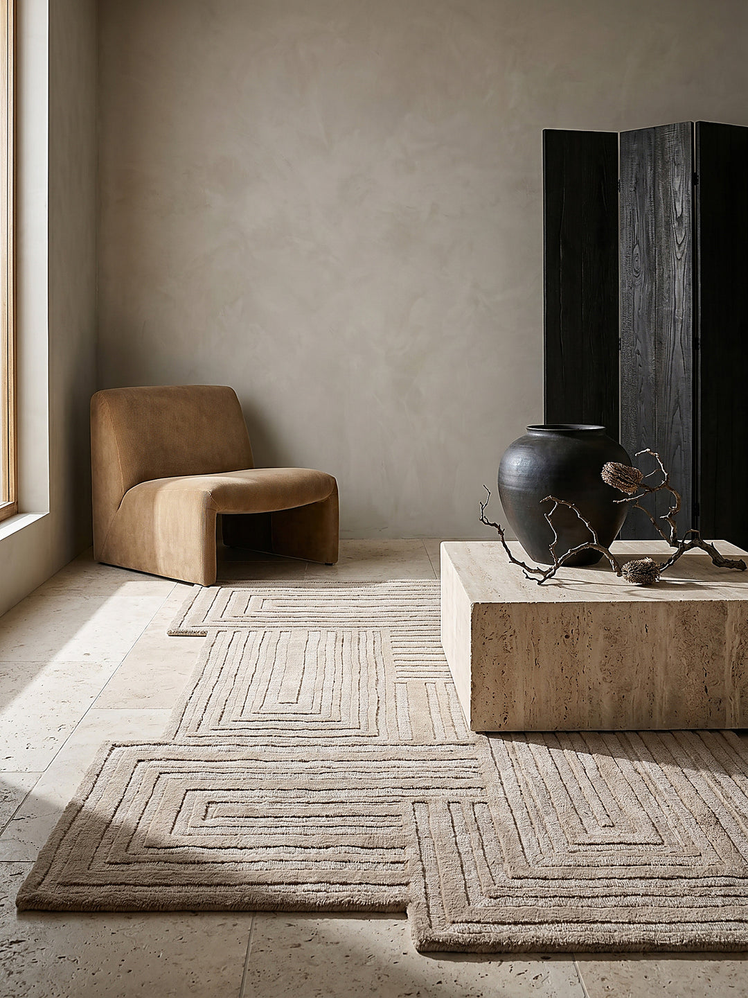 Teppich Natur rechteckig Editorial Interior als Designobjekt drapiert hochwertige Wohnaccessoires_