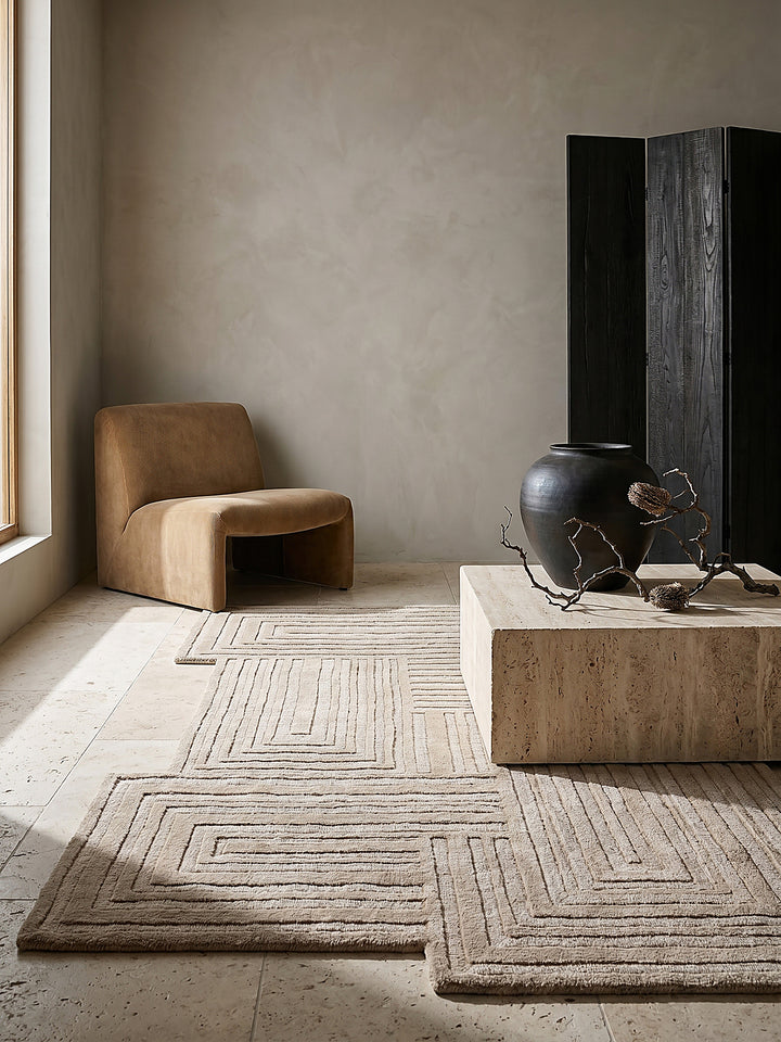 Teppich Natur rechteckig Editorial Interior als Designobjekt drapiert hochwertige Wohnaccessoires_