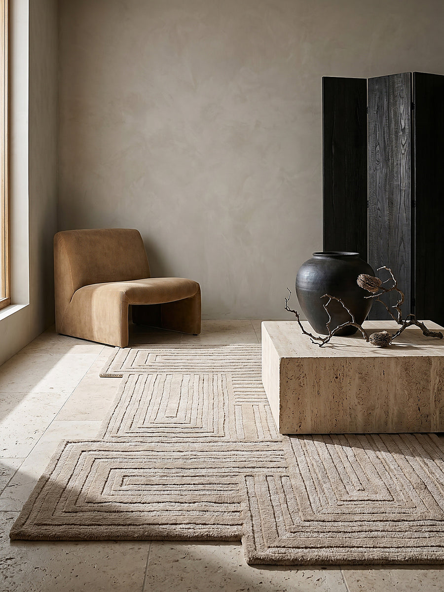 Teppich Natur rechteckig Editorial Interior als Designobjekt drapiert hochwertige Wohnaccessoires_