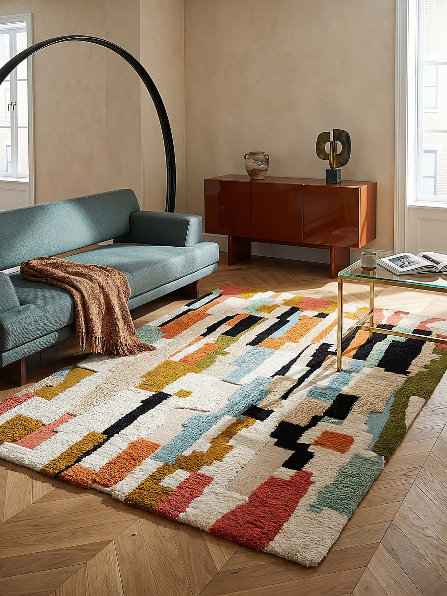 Teppich Multicolor rechteckig im Wohnzimmer mit Couchtisch und Wohnaccessoires Wohnidee skandinavisch modern_