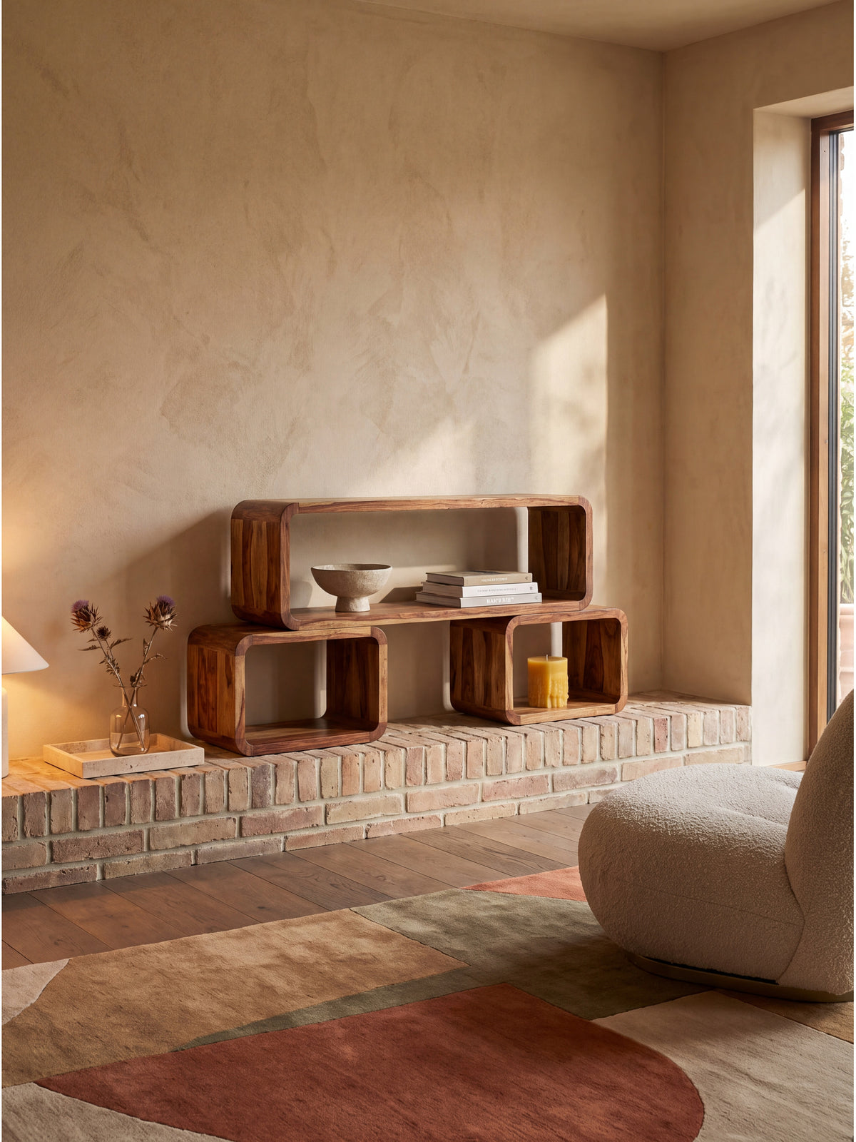 Dreiteiliges Regal-Set aus Sheesham Massivholz 80x15x20 cm als skulpturales Arrangement im Organic-Modern Wohnzimmer auf einem gemauerten Sims vor sandfarbener Kalkputzwand_