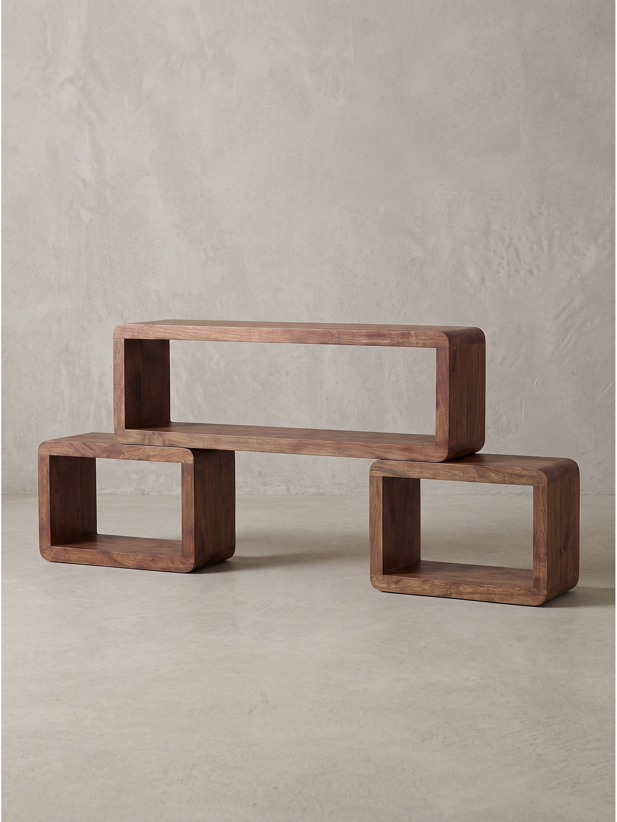 Seitenansicht der 15 cm tiefen Massivholz-Rahmen im braunen Sheesham-Ton als modulares Cube-System_