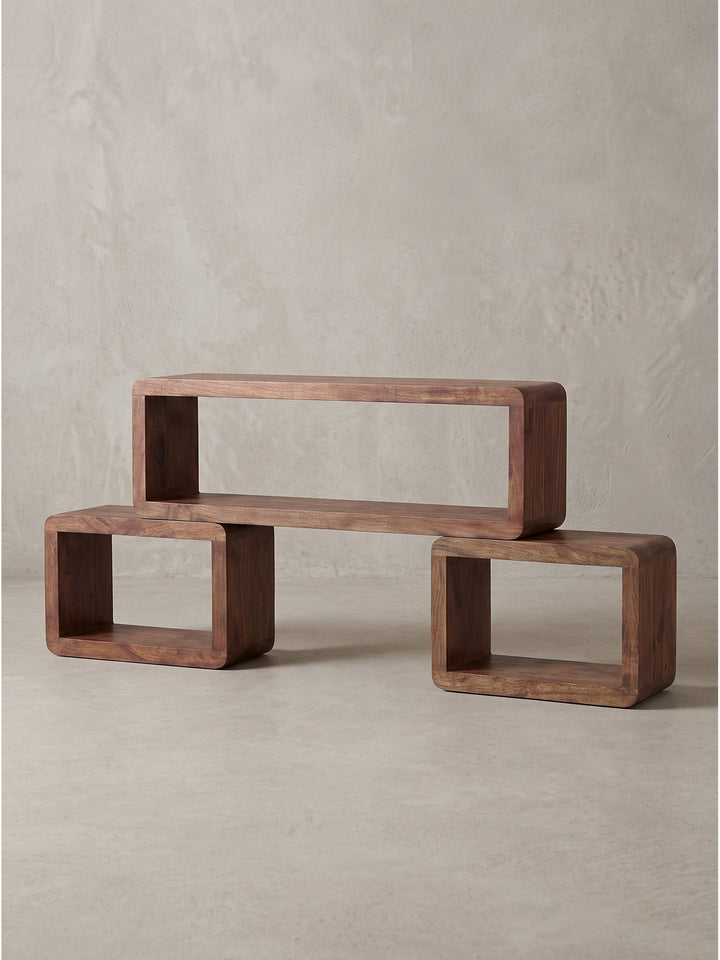 Seitenansicht der 15 cm tiefen Massivholz-Rahmen im braunen Sheesham-Ton als modulares Cube-System_