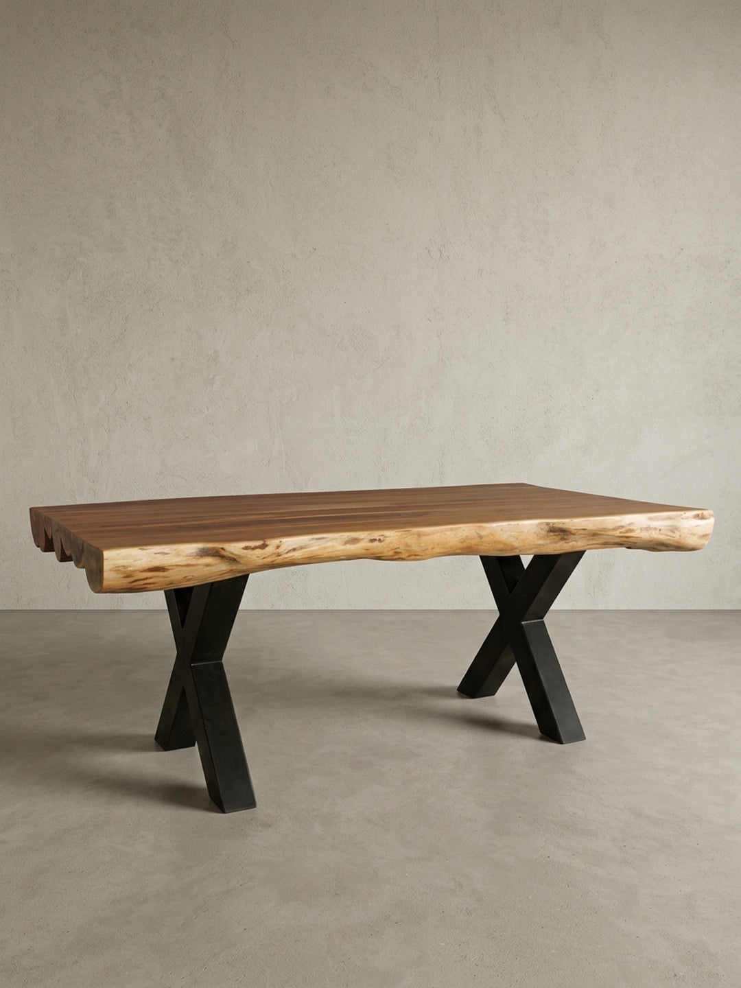 Freigestellter Baumstamm Esstisch mit Naturkante aus massivem Akazienholz in der Frontansicht. Robuster Esszimmertisch für 8 Personen mit mattschwarzen X-Beinen aus robustem Metall._
