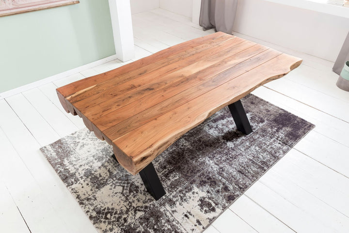 Industrial Style Holztisch mit 77 cm Höhe - massive Akazienplatte auf schwarzem Metallgestell für Loft-Ambiente von Kadima Design_