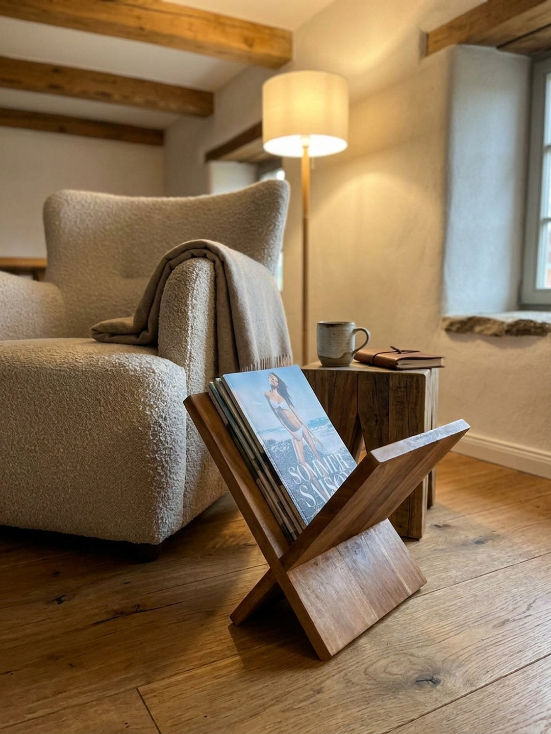 Zeitungsständer aus honigfarbenem Akazie-Massivholz im Einsatz Wohnzimmer dekoriert mit Styling-Accessoires Wohnatmosphäre gemütlich eingerichtet Wohnen Einrichtung Interior Zuhause Design_