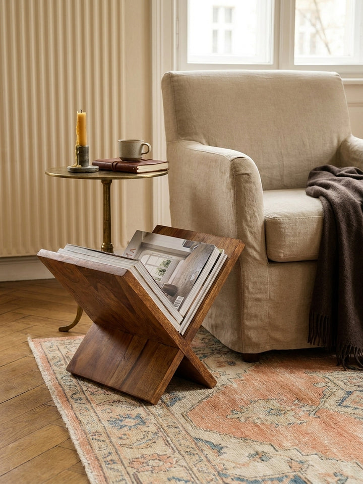 Zeitungsständer aus warmem Sheesham-Massivholz mit markanter Maserung im Einsatz Wohnzimmer (Lese-Ecke) dekoriert mit Styling-Accessoires Wohnatmosphäre gemütlich eingerichtet Wohnen_