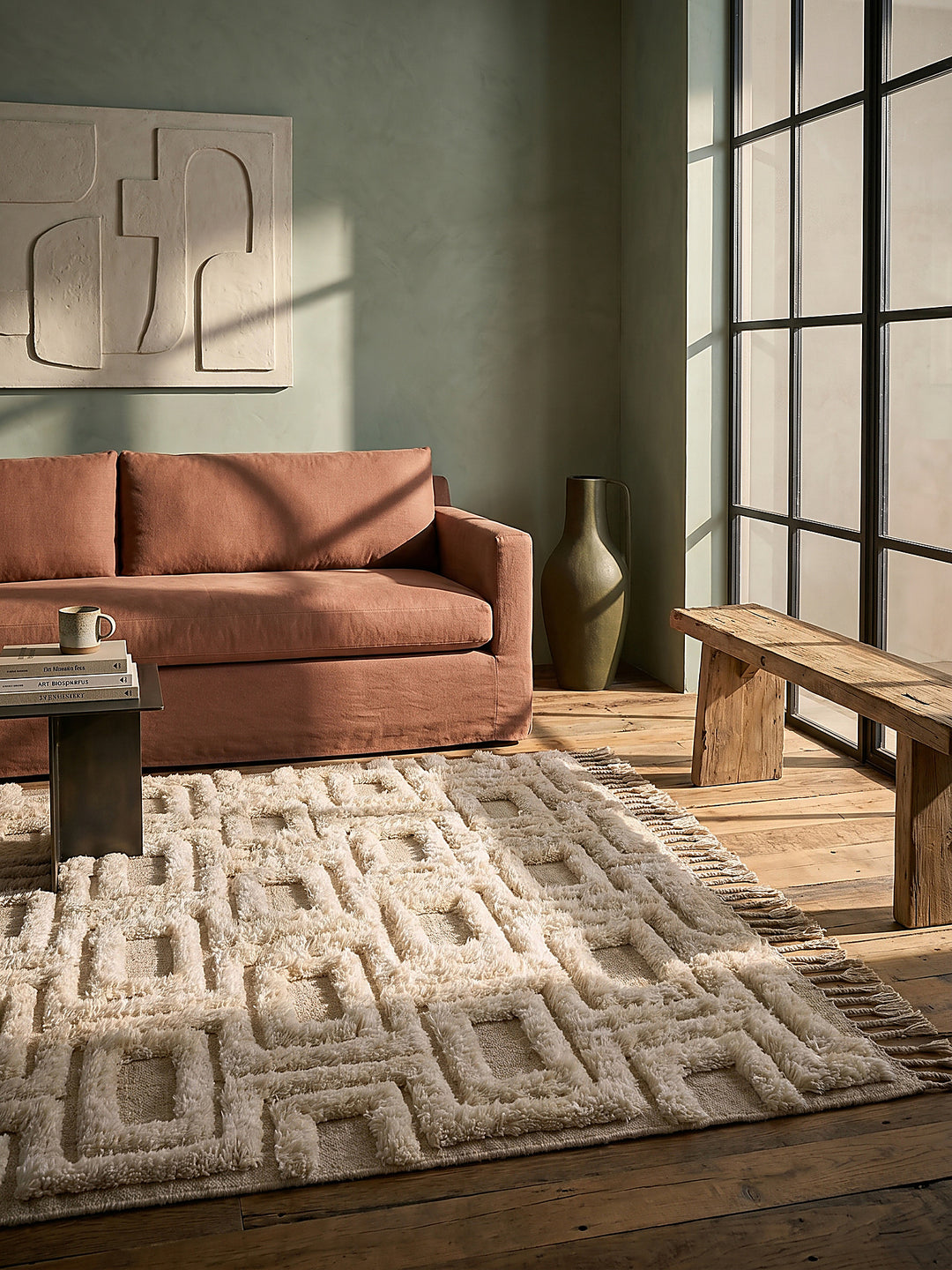 Teppich Beige rechteckig Editorial Interior als Designobjekt drapiert hochwertige Wohnaccessoires_