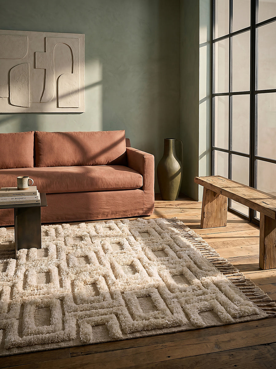 Teppich Beige rechteckig Editorial Interior als Designobjekt drapiert hochwertige Wohnaccessoires_