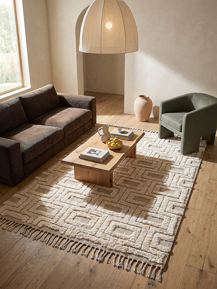 Teppich Beige rechteckig im Wohnzimmer mit Couchtisch und Wohnaccessoires Wohnidee skandinavisch modern_