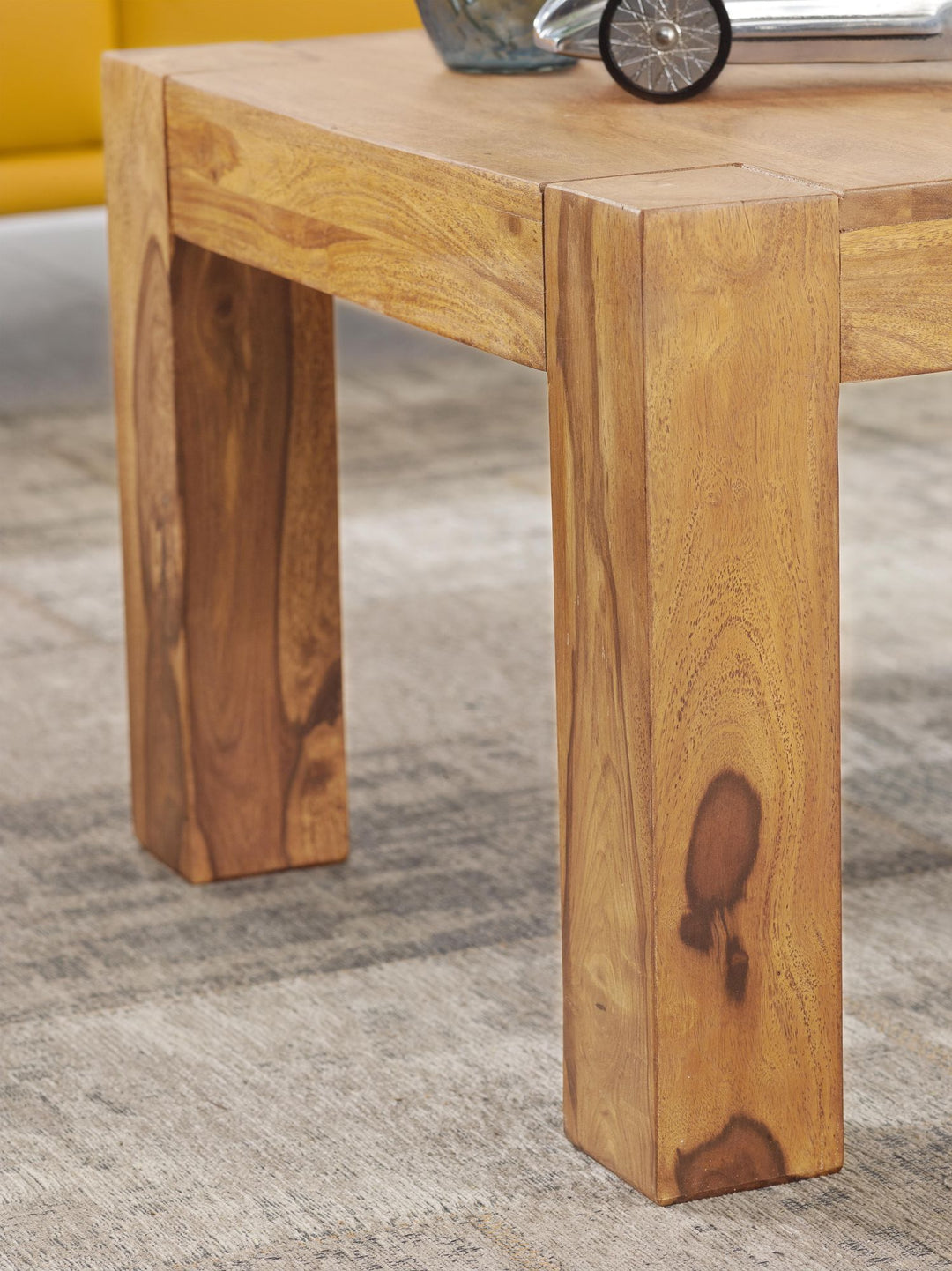 Rustikaler Couchtisch NAKO_ Akazienholz_ quadratisch_ handgefertigt_ pflegeleicht - KADIMA DESIGN_Farbe_ Beige_ Größe_ 60x60x40 cm_